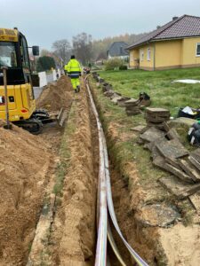 Mitarbeiter und Baufahrzeug der GeBA Baustein GmbH beim Verlegen von Glasfasern