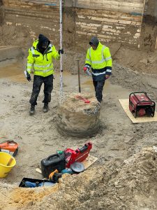 Zwei Mitarbeiter der GeBA Baustein GmbH bei Tief-/Straßenbauarbeiten